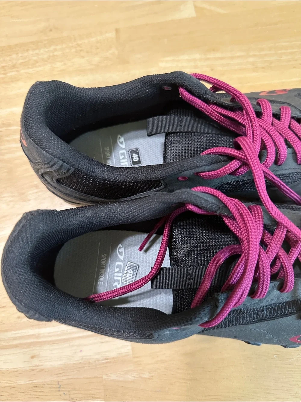 Giro Junction Women's Black Sneakers with Magenta Laces, size 8.5